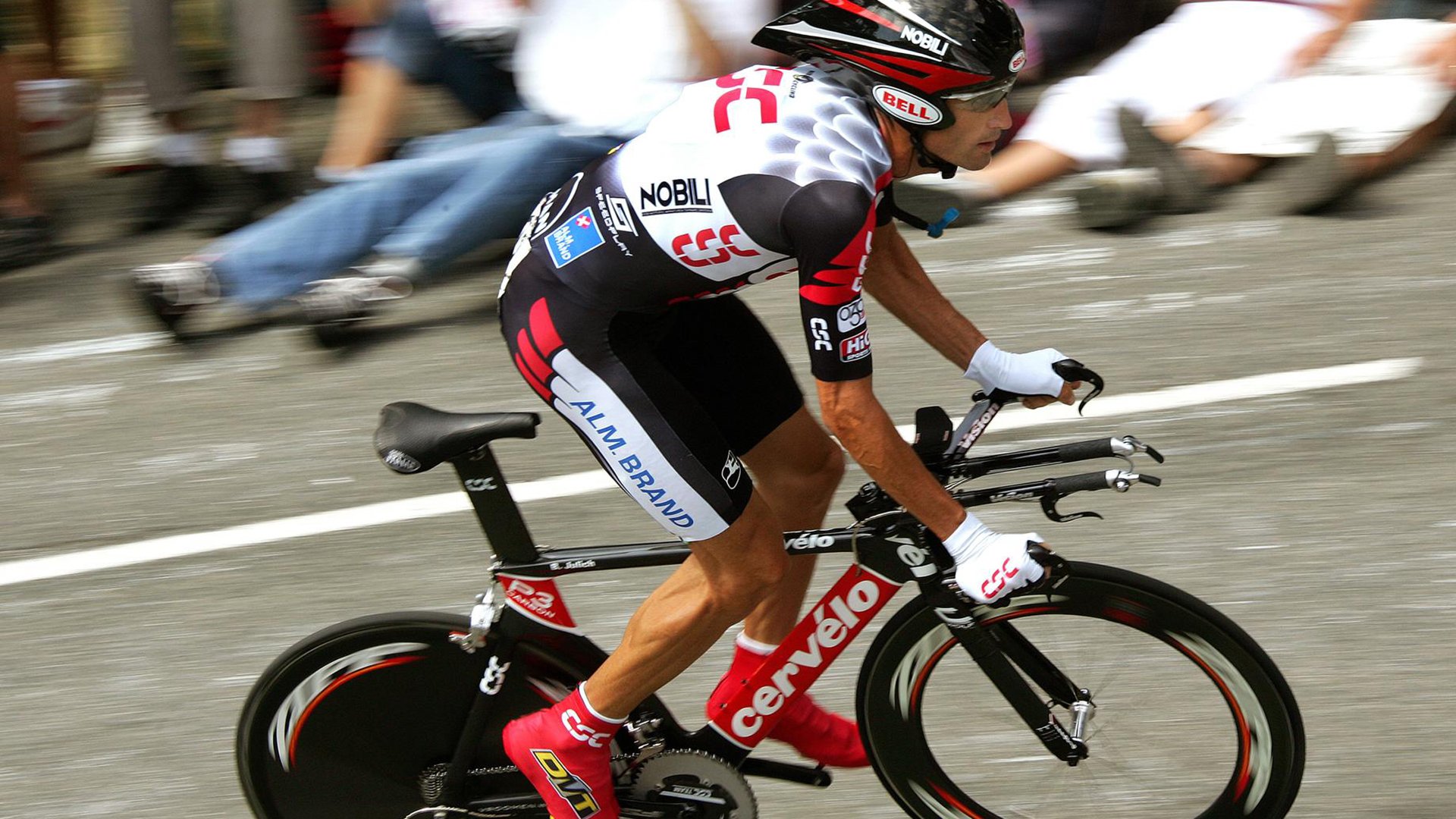 基：全黑队的“稳重后卫”，在防守上总能有效消除对方威胁